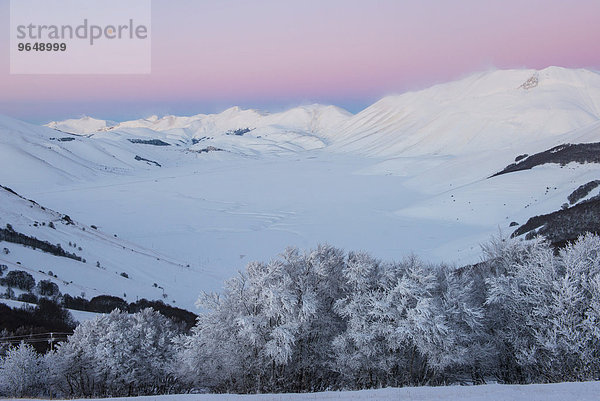 Piano Grande von Castelluccio di Norcia bei Sonnenuntergang im Winter  Nationalpark Monti Sibillini  Umbrien  Italien  Europa