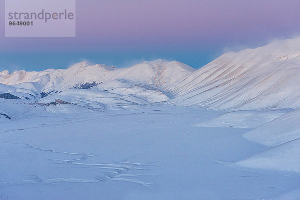 Piano Grande von Castelluccio di Norcia bei Sonnenuntergang im Winter  Nationalpark Monti Sibillini  Umbrien  Italien  Europa