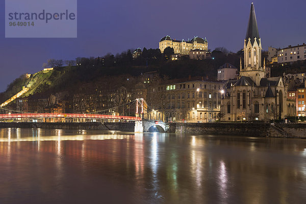 Fußgängerbrücke Saint-Georges und die Kathedrale Saint-Jean bei Nacht  Lyon  Rhône-Alpes  Frankreich  Europa