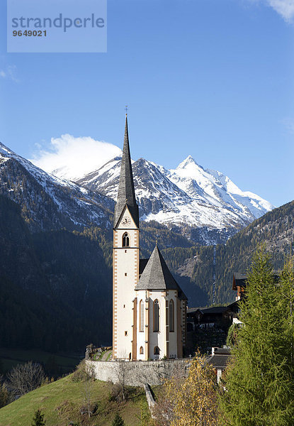 Wallfahrtskirche St. Vinzenz mit Großglockner  Heiligenblut am Großglockner  Mölltal  Nationalpark Hohe Tauern  Kärnten  Österreich  Europa
