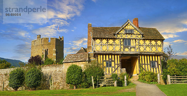 Das Fachwerk-Torhaus eines der besten noch vorhandenen mittelalterlichen befestigten Herrenhäuser in England  erbaut 1280  Stokesay Castle  Shropshire  England  Großbritannien  Europa