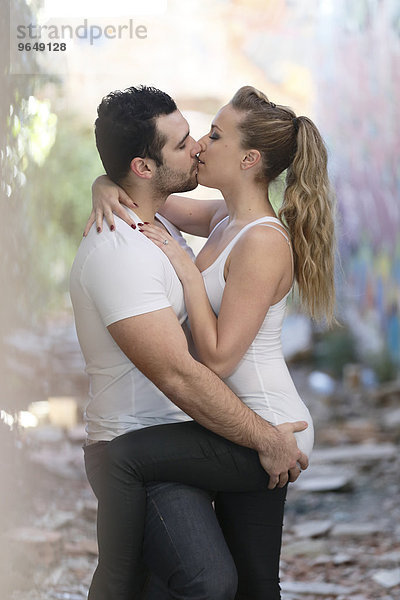 Küssendes junges Paar in einer Ruine