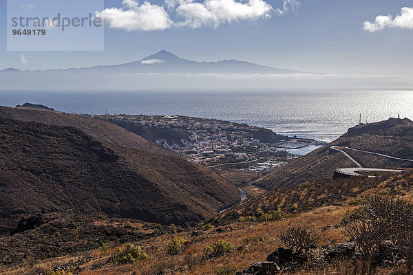 Ausblick auf San Sebastian  Atlantik und Teide auf Teneriffa  La Gomera  Kanarische Inseln  Spanien  Europa