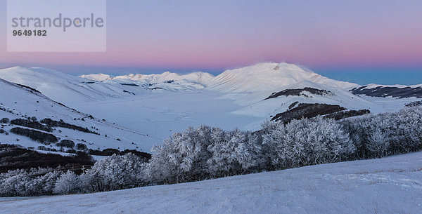 Piano Grande von Castelluccio di Norcia bei Sonnenuntergang im Winter  Nationalpark Monti Sibillini  Umbrien  Italien  Europa
