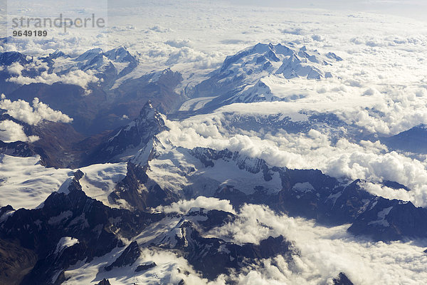 Luftaufnahme vom Matterhorn mit dem dahinterliegenden Gornergletscher  der Dufourspitze  und der Monte Rosa  Walliser Alpen  Schweiz  Europa