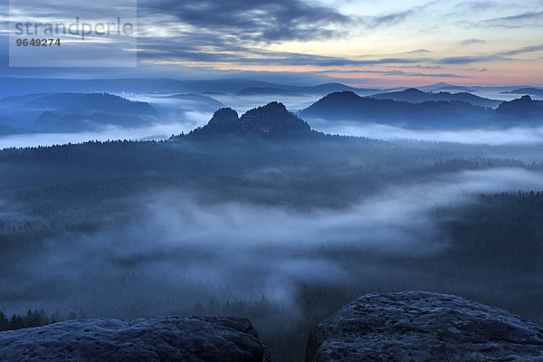 Ausblick vom Kleinen Winterberg zu den Lorenzsteinen zur Morgendämmerung  Elbsandsteingebirge  Sächsische Schweiz  Sachsen  Deutschland  Europa