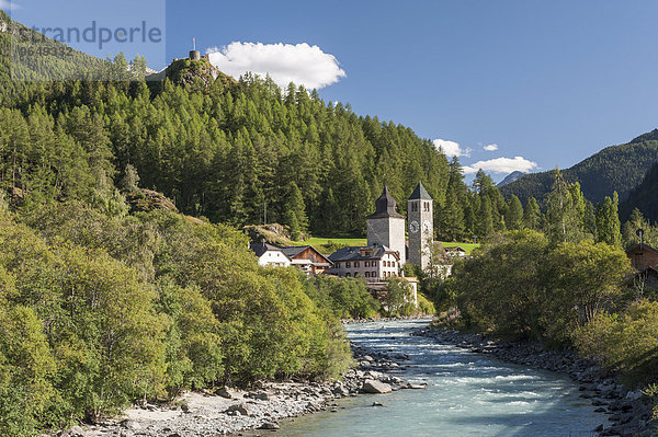 Fluss Inn  mittelalterlicher Wohnturm Plantaturm mit vorgebautem Wohnhaus und reformierte Kirche  Gemeinde Susch  Zernez  Graubünden  Schweiz  Europa