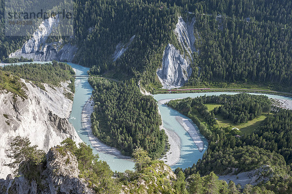 Ausblick von der Aussichtsplattform Il Spir in die Rheinschlucht  hinten Strecke der Rhätischen Bahn  Vorderrhein  Flims  Graubünden  Schweiz  Europa