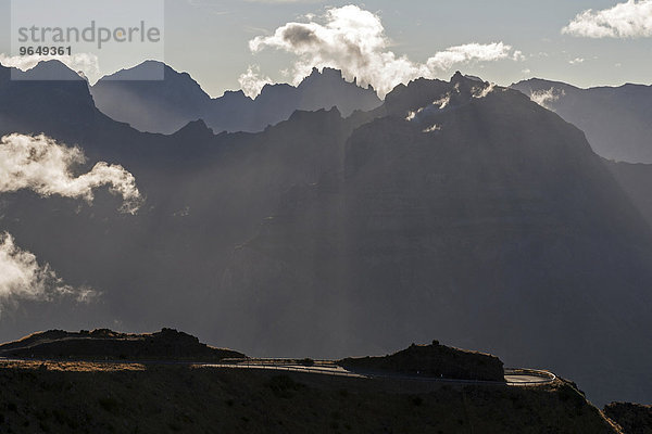 Silhouette der Berge im Parque Natural de Madeira  Passatwolken  Madeira  Portugal  Europa