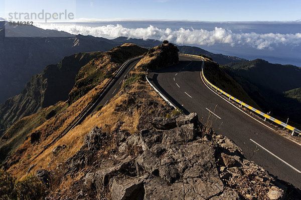 Straßenkurve in den Bergen im Zentrum von Madeira  Portugal  Europa