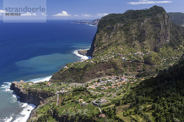 Ausblick auf Faial und den Penha de Águia oder Adlerfelsen  Madeira  Portugal  Europa
