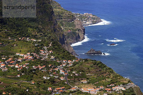 Nordküste von Madeira  bei Arco de Sao Jorge  hinten Ponta Delgada Madeira  Portugal  Europa