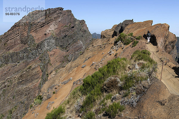 Wanderweg vom Pousada do Arieiro zum Pico Ruivo  links der Pico do Arieiro  Parque Natural da Madeira  Madeira  Portugal  Europa