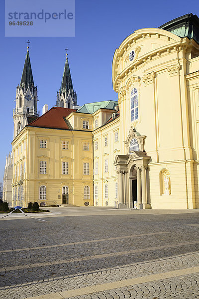 Nordfassade Kaisertrakt  dahinter die Türme der Stiftskirche  Stift Klosterneuburg  Klosterneuburg  Niederösterreich  Österreich  Europa