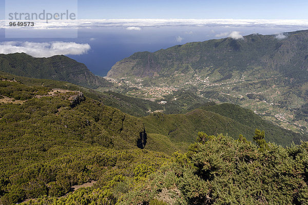 Ausblick auf das Tal von São Vicente und den Ort São Vicente  Madeira  Portugal  Europa