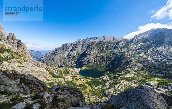 Ausblick auf den Bergsee Lac de Capitello mit Umgebung  Restonica Hochtal  Corte  Département Haute-Corse  Korsika  Frankreich  Europa