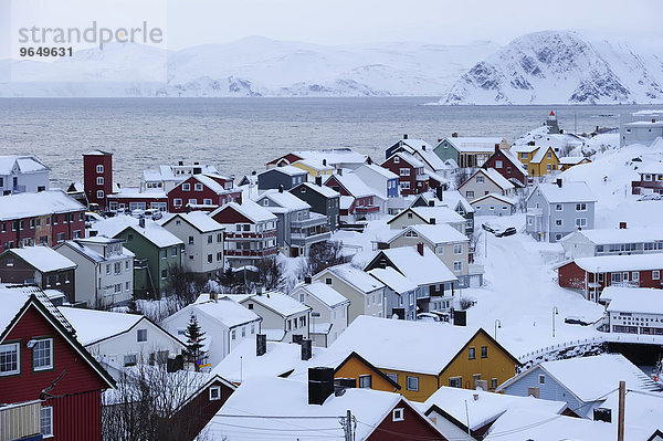 Schneebedeckte Siedlung  hinten der Porsangerfjord  Honningsvag  Mageroya  Nordkapp  Finnmark  Norwegen  Europa
