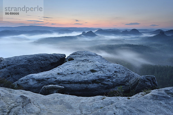 Ausblick vom Kleinen Winterberg zur Morgendämmerung  Elbsandsteingebirge  Sächsische Schweiz  Sachsen  Deutschland  Europa