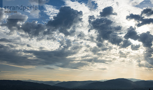 Dramatische Wolken und Silhouette von Hügeln  Dämmerung  Toskana  Italien  Europa