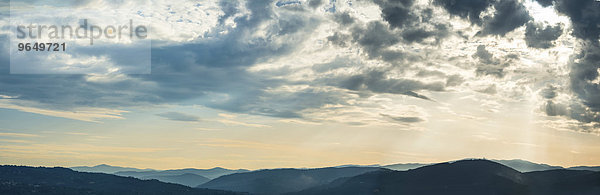 Panorama  dramatische Wolken und Silhouette von Hügeln  Dämmerung  Toskana  Italien  Europa