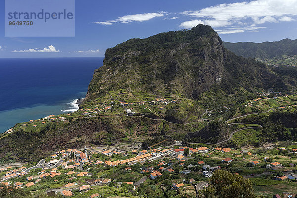 Ausblick auf Faial und den Penha de Águia oder Adlerfelsen  Madeira  Portugal  Europa