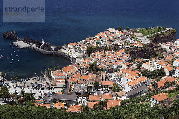 Ausblick auf Hafen und Altstadt von Camara de Lobos  Madeira  Portugal  Europa