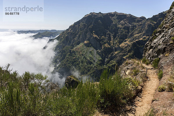 Wanderweg vom Pousada do Arieiro zum Pico Ruivo  Passatwolken stauen sich an den Berghängen  Parque Natural da Madeira  Madeira  Portugal  Europa