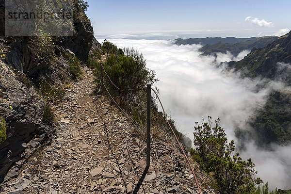 Wanderweg vom Pousada do Arieiro zum Pico Ruivo  Passatwolken stauen sich an den Berghängen  Parque Natural da Madeira  Madeira  Portugal  Europa