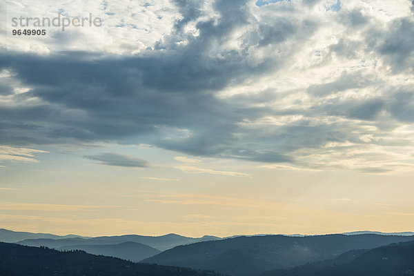 Dramatische Wolken und Silhouette von Hügeln  Dämmerung  Toskana  Italien  Europa