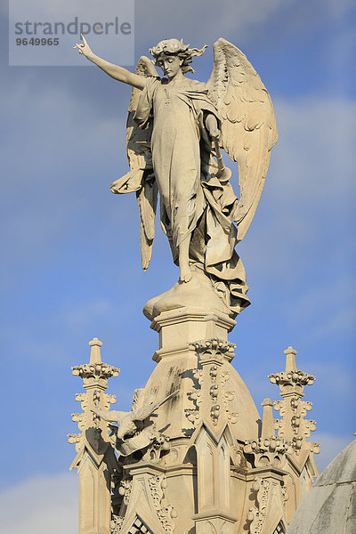 Engel auf einem monumentalen Grabmal  Cimetière du Château Friedhof auf dem Schlossberg  Nizza  Alpes-Maritimes  Côte d'Azur  Frankreich  Europa