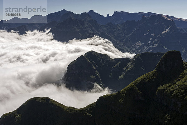 Ausblick auf die Bergwelt des Parque Natural da Madeira  Passatwolken stauen sich an den Berghängen  Madeira  Portugal  Europa