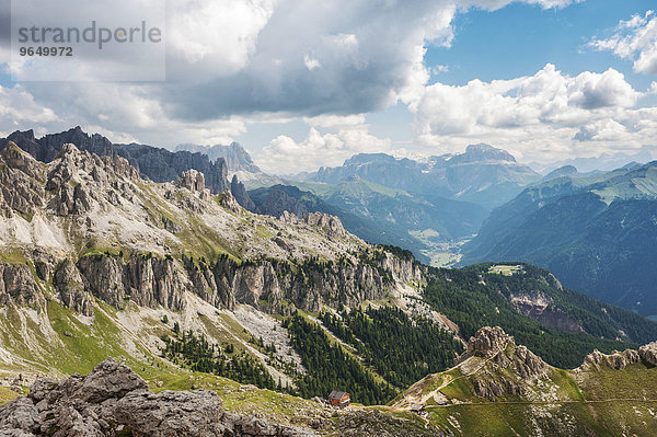 Rosengartengruppe  vorn Rotwandhütte  hinten Sella-Gruppe  Dolomiten  Vigo di Fassa  Südtirol  Trentino-Alto Adige  Italien  Europa