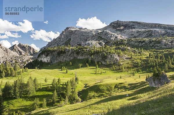 Aussichtsberg Nuvolau mit Berghütte  2574 m  Dolomiten  Cortina d'Ampezzo  Venetien  Veneto  Italien  Europa