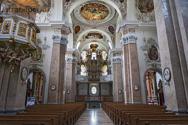 Kanzel und Orgel  Stadtpfarrkirche St. Mang  Füssen  Bayern  Deutschland  Europa