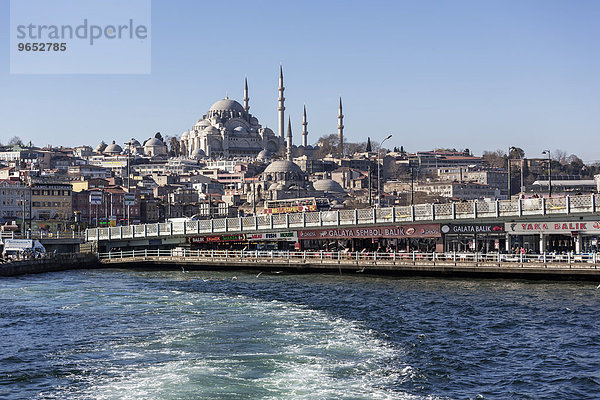 hinter über Brücke 2 Asien Goldenes Horn Istanbul Moschee neu Türkei