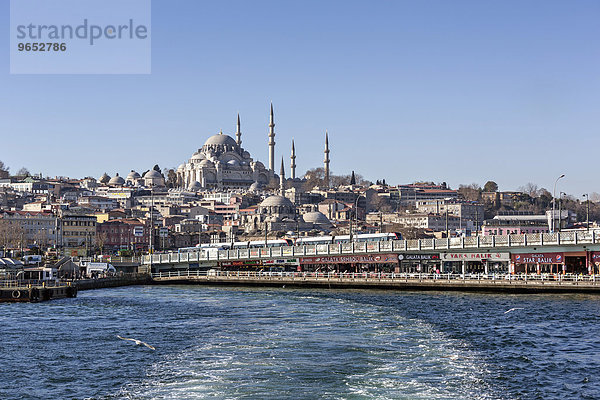 hinter über Brücke 2 Asien Goldenes Horn Istanbul Moschee neu Türkei