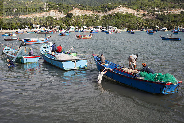 Fischer in ihren Fischerbooten beim Entladen ihres Fanges  Bucht von Vinh Hy  Südchinesisches Meer  Vietnam  Asien