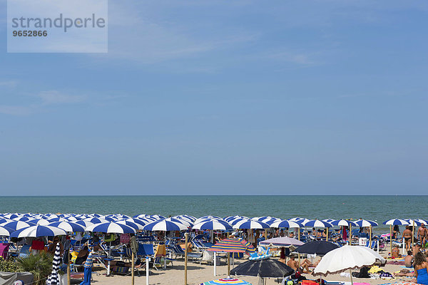Badegäste und Sonnenschirme am Strand  Meer  Senigallia  Provinz Ancona  Marken  Adria  Italien  Europa