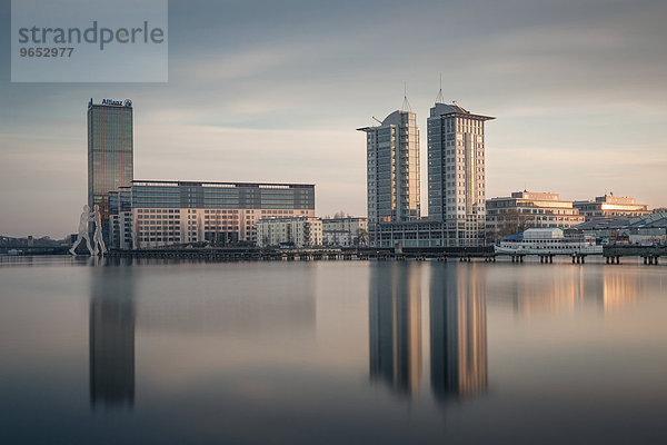 Allianz Tower an der Spree  davor das Denkmal Molecule Man des amerikanischen Künstlers Jonathan Borofsky  Berlin  Deutschland  Europa