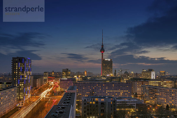 Ausblick auf Berlin Mitte mit dem Fernsehturm am Alexanderplatz und dem Park Inn Hotel  Berlin  Deutschland  Europa
