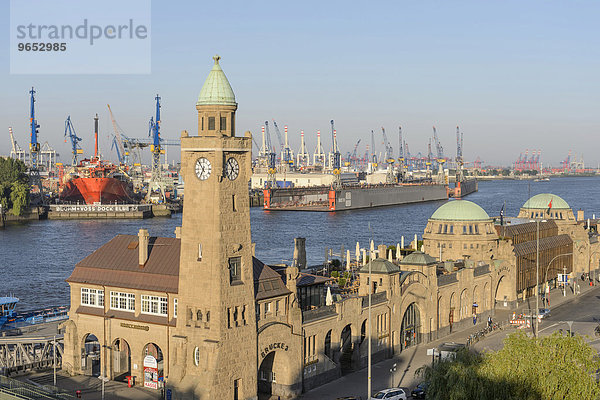 St. Pauli Landungsbrücken mit Pegelturm und Elbe  Hamburg  Deutschland  Europa