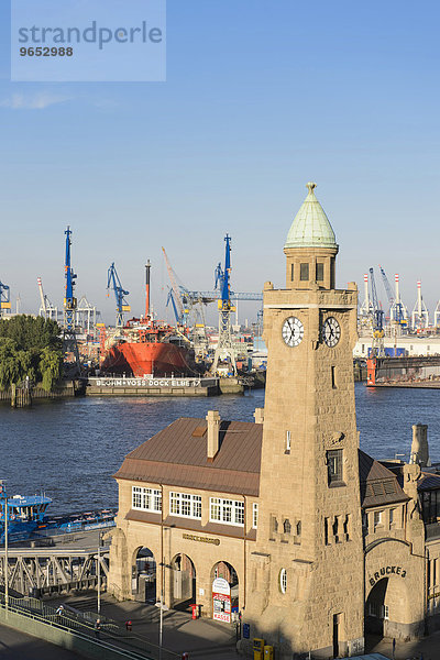 Pegelturm der St. Pauli Landungsbrücken und das Schiff Petrojarl Banff im Trockendock von Blohm und Voss  Hamburg  Deutschland  Europa