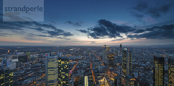 Ausblick über die Stadt bei Dämmerung vom Maintower mit Hochhäusern im Bankenviertel  Frankfurt am Main  Hessen  Deutschland  Europa