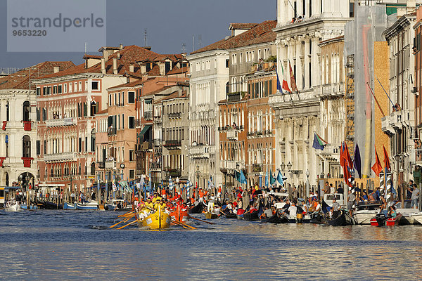 Regatta der Männer im Sechser-Boot  Regata delle Caorline  Regata Storica  historische Regatta auf dem Canal Grande  Venedig  Venetien  Italien  Europa