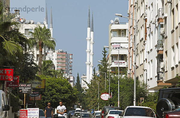 Straßenszene und Minarette  Mersin  C?ukurova  Provinz Mersin  Türkei  Asien