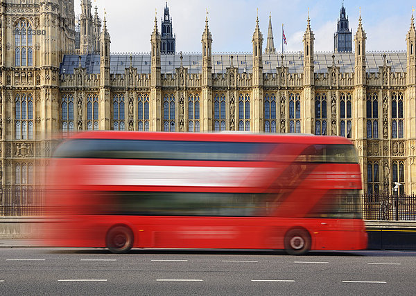 Londoner Bus fährt an den Houses of Parliament vorbei  City of Westminster  London  England  Großbritannien  Europa