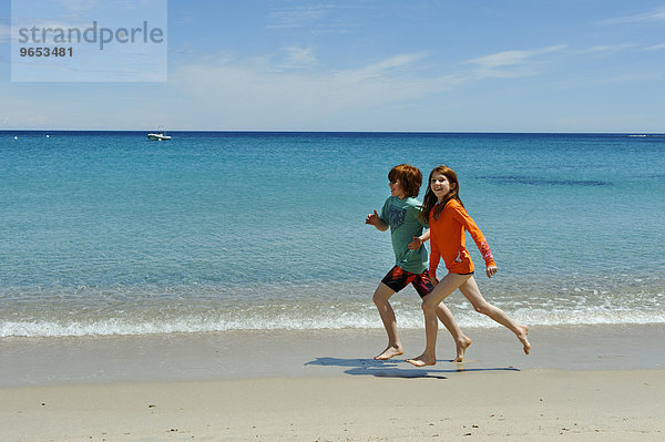 Kinder laufen am Strand  Favone  Ostküste  Korsika  Frankreich  Europa
