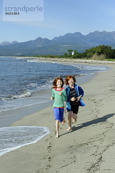 Kinder laufen am Strand an der Ostküste  Ghisonaccia  Korsika  Frankreich  Europa
