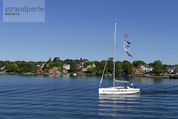 Segelboot vor Vaxholm  Vaxön  Schäreninseln  Schärengarten  bei Stockholm  Schweden  Europa