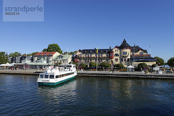 Hafen von Vaxholm  mit Vaxholm Hotel  Vaxön  Schäreninseln  Schärengarten  bei Stockholm  Schweden  Europa